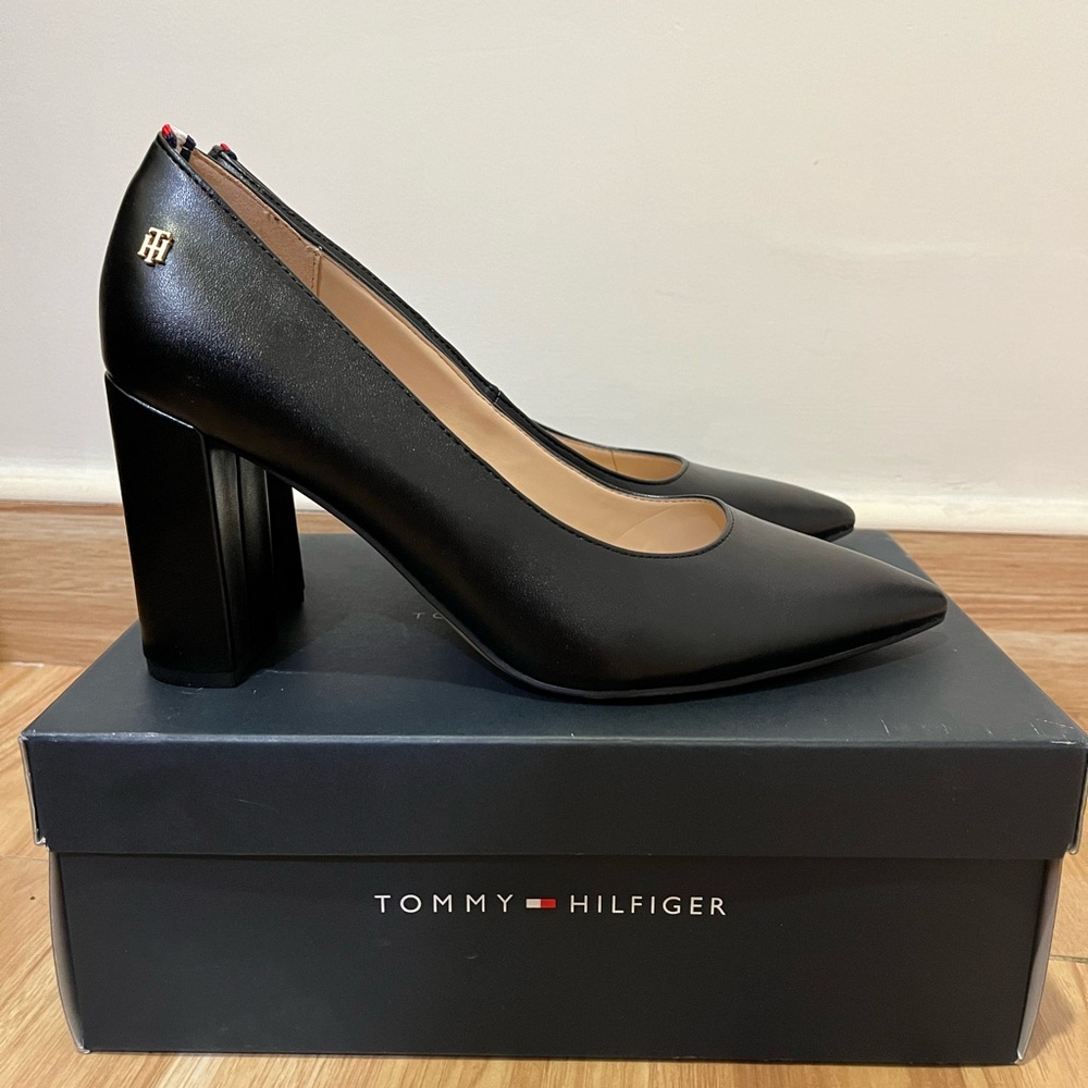 NWT Tommy Hilfiger Black Abilene Block Heel Pumps - Size 9M